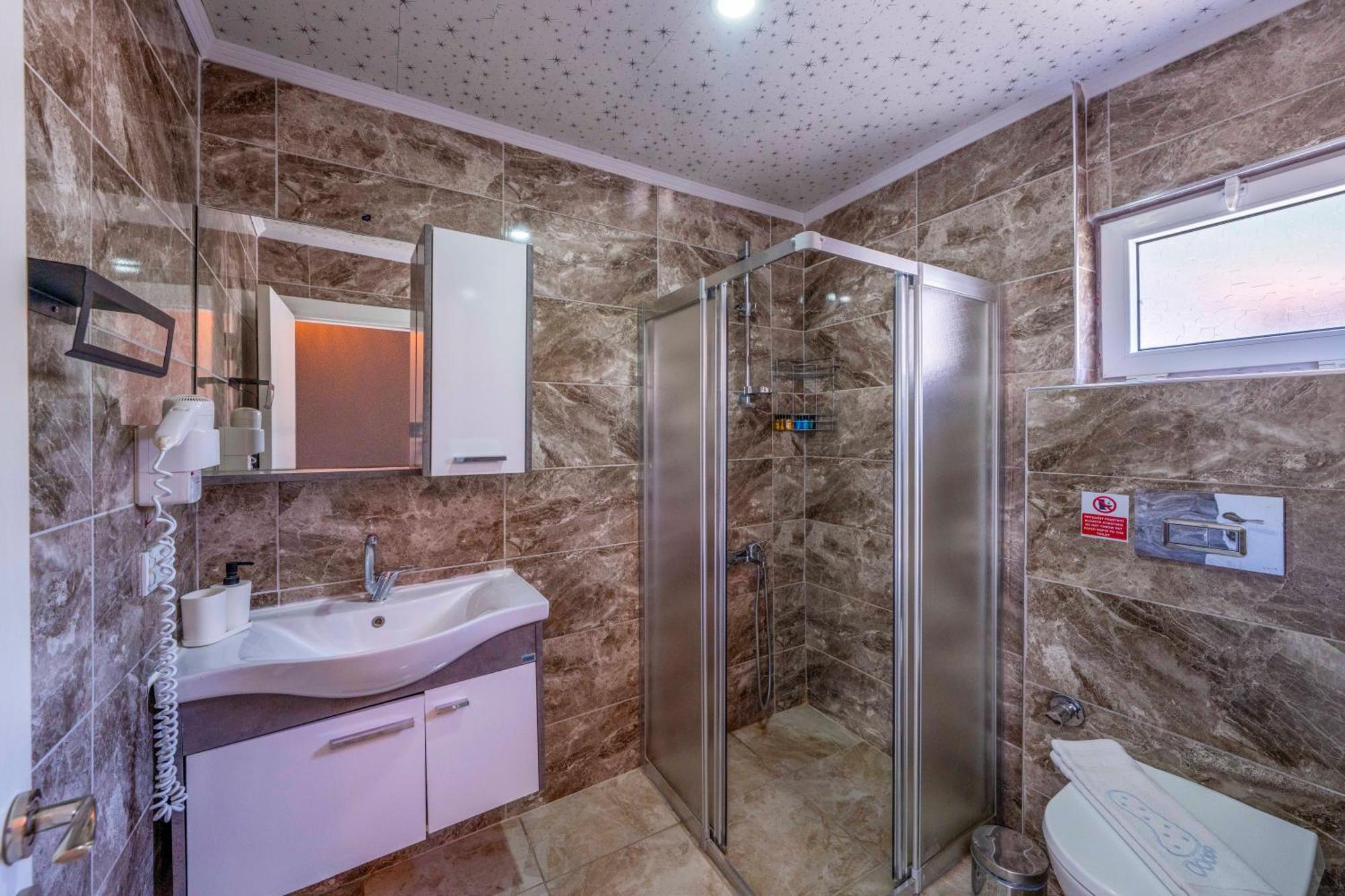 Larex Otel Kas Bagian luar foto